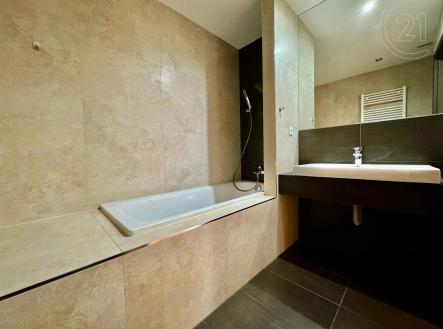 vana s stěna dlaždic, kachličková podlaha, dřez, vana, a radiátor | Pronájem bytu, 2+kk, 55 m²