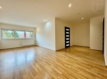 prázdná místnost s dřevěná podlaha, přirozené světlo, a radiátor | Pronájem bytu, 2+kk, 47 m²