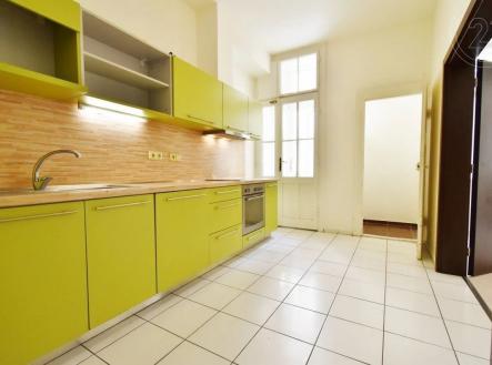 kuchyně s přirozené světlo, trouba, kachličková podlaha, backsplash, a otevřené police | Pronájem bytu, 3+1, 102 m²