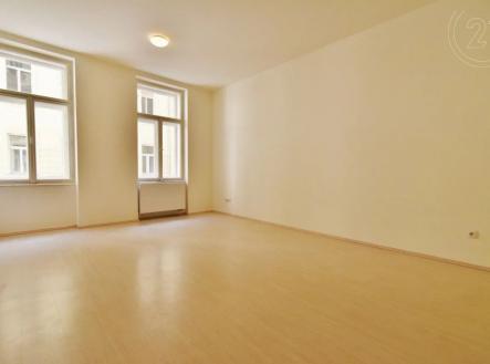 prázdná místnost s přirozené světlo a dřevěná podlaha | Pronájem bytu, 3+1, 102 m²