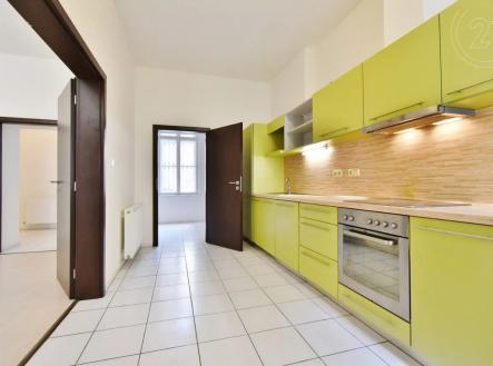 kuchyně s přirozené světlo, deformace, trouba, kachličková podlaha, a otevřené police | Pronájem bytu, 3+1, 102 m²