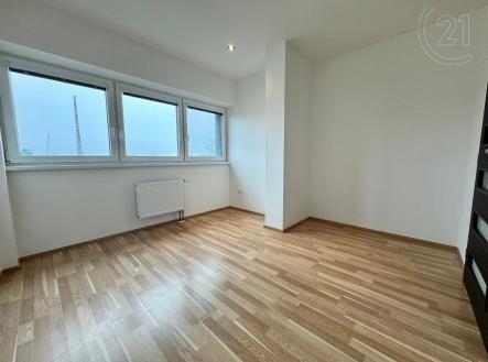 prázdná místnost s dřevěná podlaha, přirozené světlo, a radiátor | Pronájem bytu, 3+kk, 74 m²