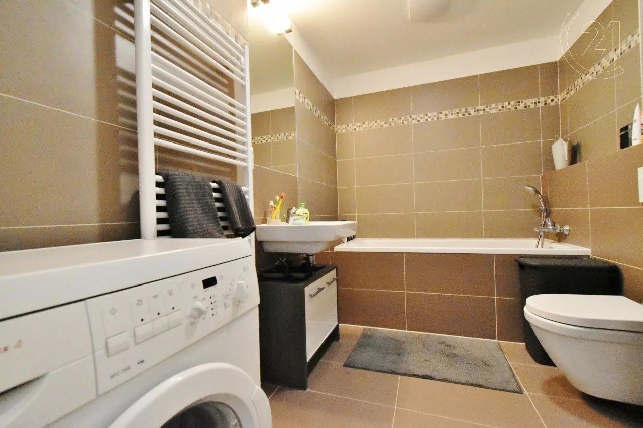 vana s toaleta, radiátor, stěna dlaždic, kachličková podlaha, a pračka / sušička