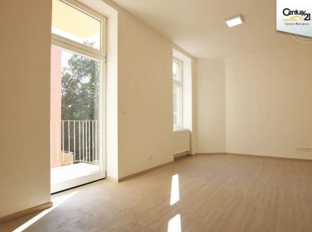 prázdná místnost s radiátor, dřevěná podlaha, a přirozené světlo | Pronájem bytu, 2+kk, 42 m²