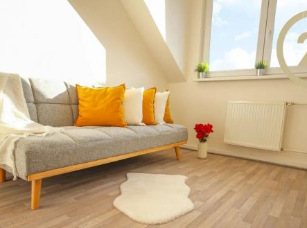 interiér prostor s radiátor, přirozené světlo, a dřevěná podlaha | Pronájem bytu, 1+kk, 19 m²