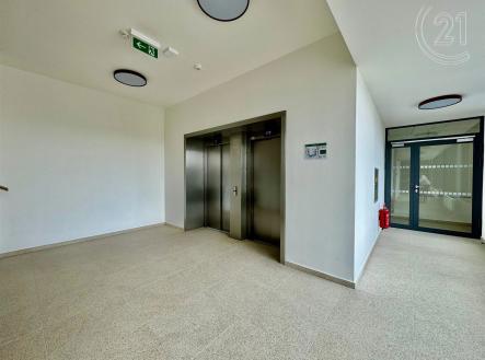 prázdná místnost s agregovaná podlaha, výtah, a hasicí přístroj | Pronájem bytu, 3+kk, 72 m²