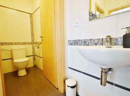 vana s zrcadlo, toaleta, stěna dlaždic, a kachličková podlaha | Pronájem - kanceláře, 120 m²