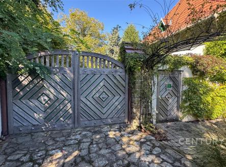vjezd na nádvoří | Prodej - dům/vila, 600 m²