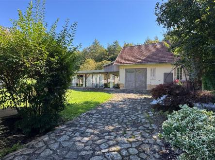 příjezd s garáží | Prodej - dům/vila, 600 m²