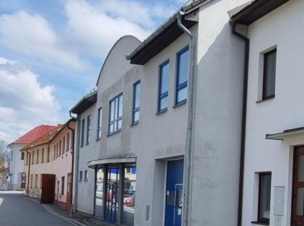 Pohled z ulice | Pronájem - obchodní prostor, 67 m²