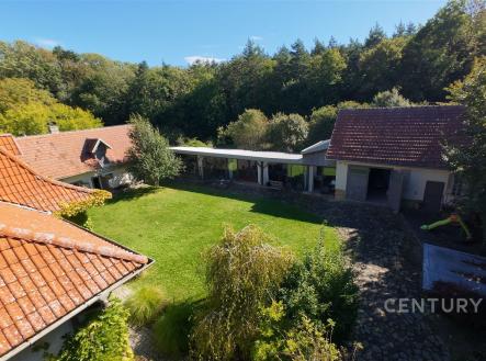 nádvoří se zázemím pro oslavy | Prodej - dům/vila, 600 m²