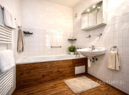 . | Pronájem bytu, garsoniéra, 85 m²
