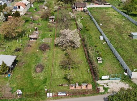 Stavební pozemek s rovinným terénem, oplocení, připravený k výstavbě, klidná lokalita na okraji obce, ideální pro rodinný dům. | Prodej - pozemek pro bydlení, 1 175 m²
