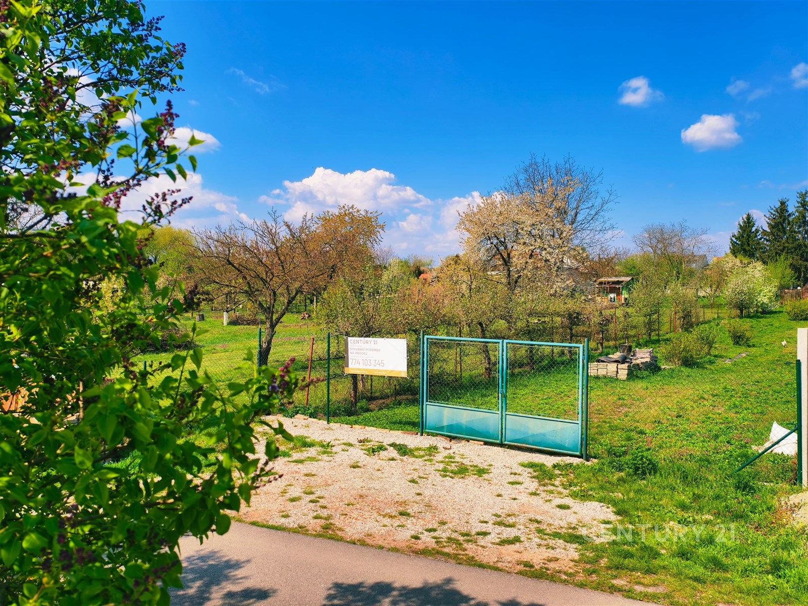 Prázdný pozemek s ovocnými stromy a oplocením, ideální pro výstavbu nebo zahradničení, nachází se v klidné části obce s krásným výhledem.