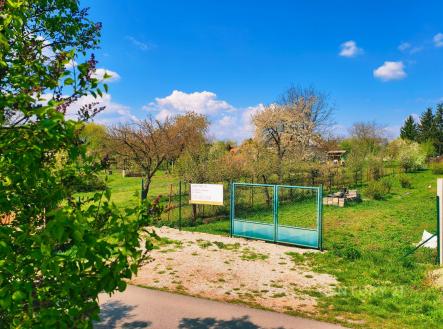 Prázdný pozemek s ovocnými stromy a oplocením, ideální pro výstavbu nebo zahradničení, nachází se v klidné části obce s krásným výhledem. | Prodej - pozemek pro bydlení, 1 057 m²
