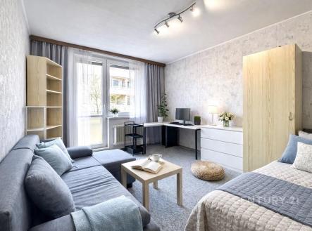 Světlý obývací pokoj s přímým vstupem na balkon, moderní nábytek, světlá parketová podlaha a velká okna zajišťující přirozené osvětlení. | Prodej bytu, 2+1, 54 m²