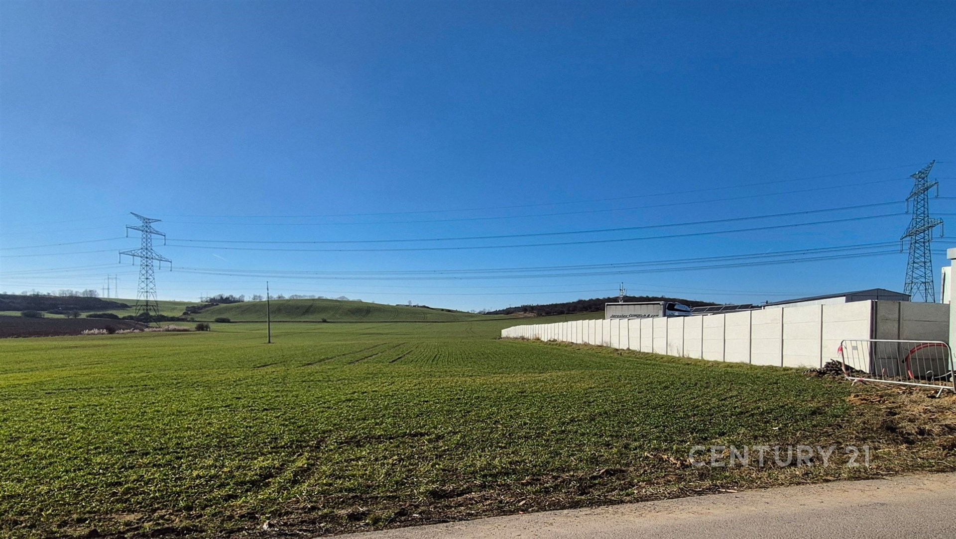Pozemek s rovnou terénní úpravou
