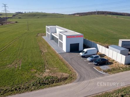 Průmyslová hala s moderním designem, velkým parkovištěm a novou fasádou, obklopená zelení a snadným přístupem po asfaltové cestě. | Prodej - pozemek pro komerční výstavbu, 1 192 m²