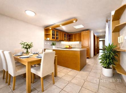 Prostorná kuchyň s dlažbou, moderními dřevěnými skříněmi a velkým jídelním stolem, nabízí světlý interiér a elegantní vybavení. | Pronájem - dům/vila, 135 m²