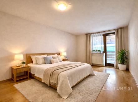 Prostorná ložnice s parketovou podlahou, velkými okny a moderním nábytkem, světlé stěny vytvářejí útulný prostor ideální pro relaxaci. | Pronájem - dům/vila, 135 m²