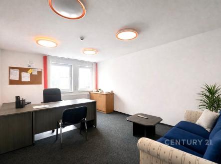 Kancelářský prostor s moderním nábytkem, velká okna a koberec, světlé osvětlení, ideální pro klidnou práci. | Pronájem - skladovací prostor, 81 m²