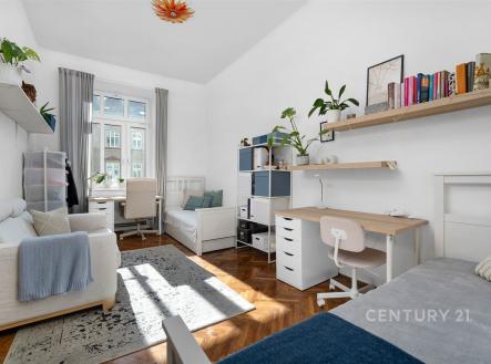 Dětský pokoj s parketovou podlahou, velkými okny a moderním vybavením. Světlý prostor s vestavěnými skříněmi a pracovním stolem. | Prodej bytu, 3+1, 87 m²