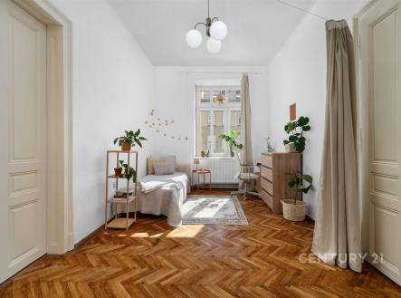 Světlá ložnice, parketová podlaha, velká okna, moderní interiér, rostliny a dekorativní prvky, klidná atmosféra, ideální pro relaxaci. | Prodej bytu, 3+1, 87 m²