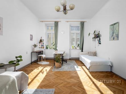 Světlý obývací pokoj s parketovou podlahou, velká okna s bílými rámy, moderní dekorace a minimalistický nábytek, ideální pro rekreační obývání. | Prodej bytu, 3+1, 87 m²