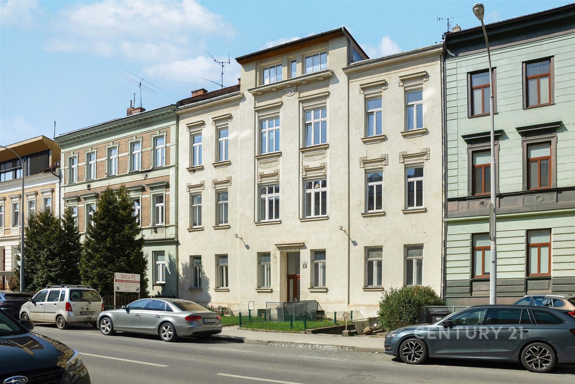 Historická bytová budova s rekonstruovanou fasádou, velká okna, centrální lokalita, udržovaný stav