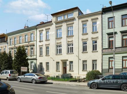 Historická bytová budova s rekonstruovanou fasádou, velká okna, centrální lokalita, udržovaný stav | Prodej bytu, 3+1, 87 m²