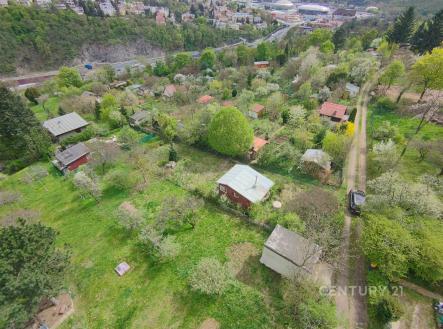 Zahrádkářská kolonie s rozlehlými zelenými pozemky, několika chatami a stromy, v klidné oblasti s výhledem na město. | Prodej - pozemek, zahrada, 635 m²