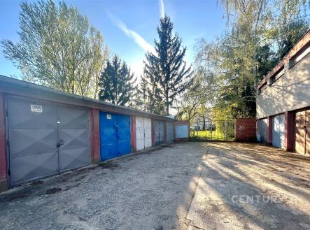 Uzavřená garážová stání s plechovými vraty, klidná lokalita, pevná betonová plocha před garážemi, bezpečný přístup, ideální pro parkování. | Pronájem - malý objekt/garáž