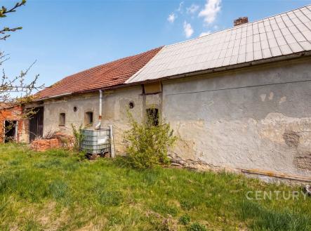 Kamenný venkovský dům s plechovou střechou, přilehlou zahradou a možností rekonstrukce, vhodný pro milovníky venkova. | Prodej - dům/vila, 366 m²