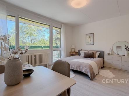 Světlá ložnice s velkými okny, moderním nábytkem a parketovou podlahou nabízí pohodlné a stylové bydlení. | Prodej bytu, 1+kk, 32 m²
