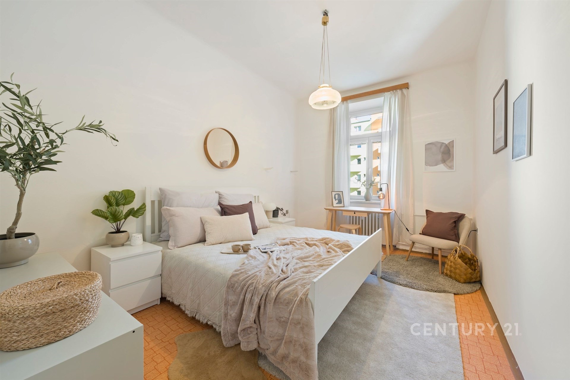 Světlá ložnice s moderním stylem, parketová podlaha, velká okna, čisté bílé stěny a elegantní nábytek vytvářejí útulné prostředí.