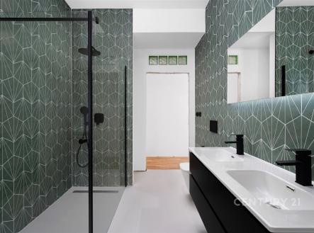Moderní koupelna se zelenými dlaždicemi, proskleným sprchovým koutem a dvojitým umyvadlem, elegantní černé armatury, světlý minimalistický design | Prodej bytu, 4+kk, 104 m²