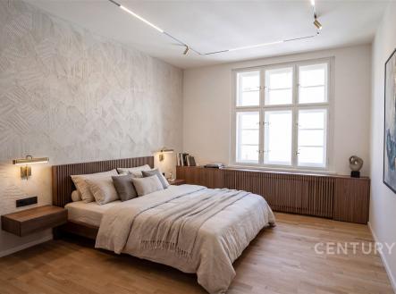 Prostorná ložnice s parketovou podlahou, velkými okny a moderním designem nabízí útulný a světlý prostor pro relaxaci | Prodej bytu, 4+kk, 104 m²