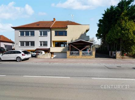 Exteriér rodinného domu s parkovacími místy, šikmou střechou a upravenou zahradou v klidné ulici. Fasáda v moderním stylu. | Prodej - dům/vila, 346 m²
