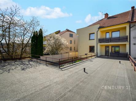 Prostorná terasa s výhledem, kvalitní betonová dlažba, dům po rekonstrukci, ideální pro relaxaci a venkovní posezení | Prodej - dům/vila, 346 m²