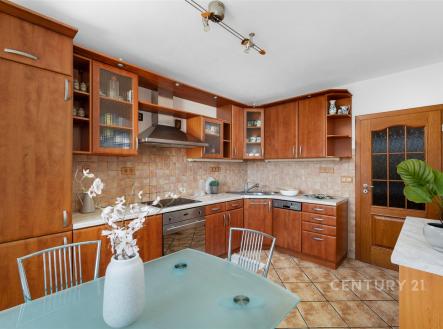 Kuchyň s dřevěnou linkou, dlažba a vestavěné spotřebiče, moderní design, světlý prostor díky velkým oknům. | Prodej - dům/vila, 346 m²