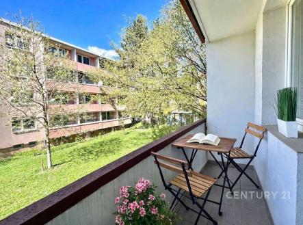 Zasklený balkon s výhledem na zeleň, dlažba a moderní terasa, ideální pro relaxaci a venkovní posezení | Prodej bytu, 2+1, 54 m²