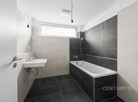 Moderní koupelna, černá a šedá dlažba, velká okna, minimalistický design, prostorný interiér, světlý prostor | Pronájem bytu, 2+kk, 54 m²