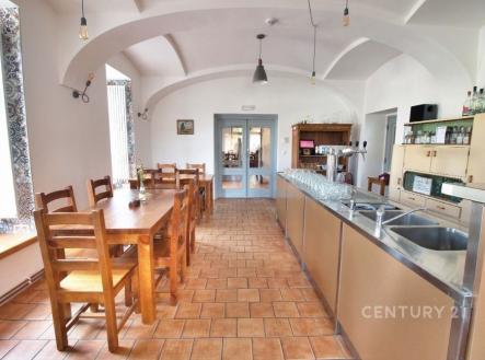 Restaurace s dlažbou, masivním dřevěným nábytkem a velkými okny. Světlý prostor s moderním designem a dobře udržovaným interiérem. | Prodej - hotel, 350 m²