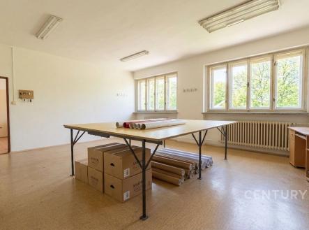 Prostorná pracovna s velkými okny, parketovou podlahou a světlým interiérem, ideální pro kreativní projekty nebo kancelářské využití. | Pronájem - skladovací prostor, 103 m²