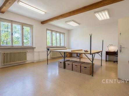 Prostorná světlá místnost, parketová podlaha, velká okna, rekonstruovaný interiér, ideální pro kancelářské nebo pracovní využití. | Pronájem - skladovací prostor, 103 m²