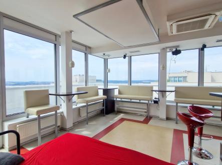 Pronájem - obchodní prostor, 214 m²