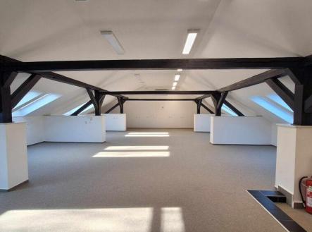 Pronájem - kanceláře, 272 m²