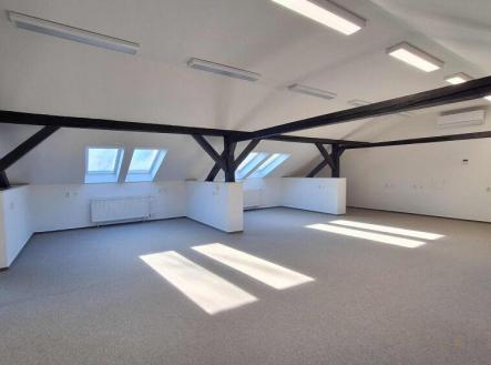 Pronájem - kanceláře, 272 m²