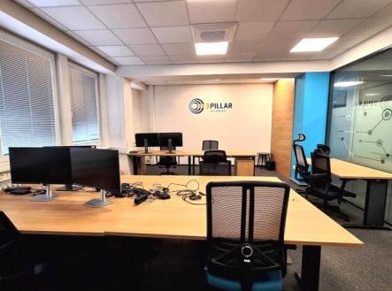 Pronájem - kanceláře, 323 m²