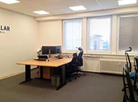 Pronájem - kanceláře, 323 m²